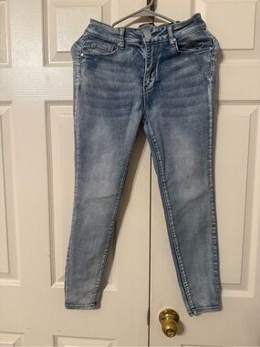 Women's Light Wash Skinny Jeans - Slim Stretch Fit
